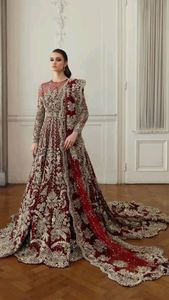 ใหม่-อินเทรนด์-การออกแบบของ Maroon-Bridal ชุดยาวถึงพื้นและ dupatta กับลูกปัดแก้วคริสตัลประดับประดา, dabka ทำงานสำหรับงานแต่งงาน = 2024 - Product Image 2