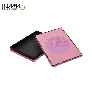 กล่องกระดาษแข็งแบบแข็งสีชมพูสั่งทำได้ ยี่ห้อ Huamao พร้อมพิมพ์โลโก้ 4 สี และเคลือบ Spot UV สำหรับบรรจุภัณฑ์เสื้อยืดและเสื้อผ้า - Product Image 1