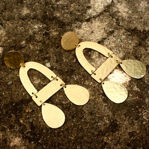 Pendientes colgantes minimalistas de latón martillado chapados en oro de 18 quilates que muestran joyas de moda de diseño geométrico audaz para mujer - Product Image 2