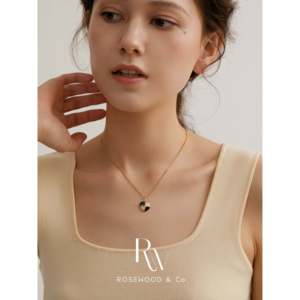 Collana con Ciondolo a Scacchiera Vintage di Tendenza, Simpatico Motivo Geometrico Numerico, in Titanio con Diamanti e Perle, con Cordino Vintage, Ideale per Regali - Product Image 3