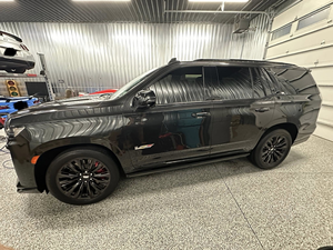 Cadillac Escalade V 2024, sensation de luxe, moteur V8 suralimenté de 6,2 L, 682 chevaux, direction à gauche, intérieur foncé, sièges en cuir - Product Image 4
