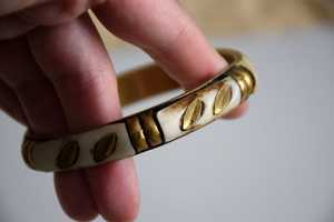 Bracelets manchette vintage à fermoir ouvrable en laiton, chaînes à motif corne avec ailes et chiffres, cadeau pour mariage, anniversaire, fête - Product Image 3