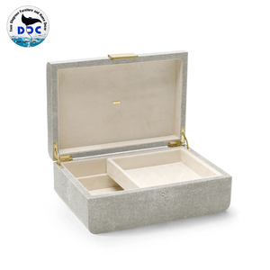 Boîte de rangement classique DPC en faux cuir shagreen avec système de verrouillage, bordure en laiton, plateau en bois et velours MDF pour colliers et bagues - Modèle 0006 - Product Image 6
