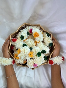 Fleur artificielle en forme de rose, accessoire pour cheveux Gajra, chignon floral, élastiques à cheveux, fleurs pour cheveux, Sangeet, Haldi, Mehndi, cadeaux de mariage - Product Image 5