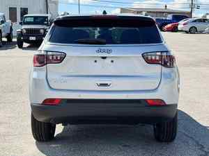 Oferta Especial: Compass 2026 Limited 4dr SUV 4WD (2.0L 4cil Turbo 8A) Vehículos Usados Premium en Oferta de Temporada - Product Image 3