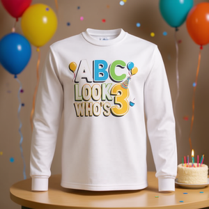 Camiseta de Manga Larga con el Alfabeto para Cumpleaños, Diseño ABC Look Who's 3 para Niños Pequeños de Tres Años, para Promociones - Product Image 3
