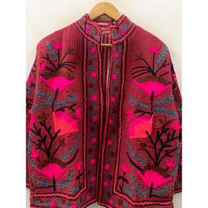 Veste en coton gaufré brodée à la main Berry Suzani, style bohème vintage oversize, couleur corail flamboyant, douce pour les saisons printemps-hiver - Product Image 4