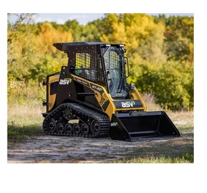 Le chargeur sur pneus robuste ASV RT50 possède un moteur diesel 3 cylindres, une garde au sol de 12 pouces et un système de refroidissement haute performance. - Product Image 1
