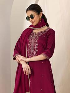 เปิดตัวชุดงานเลี้ยงดีไซน์ใหม่สำหรับผู้หญิง คุร์ตา ปันต์ พร้อมผ้าคลุมไหล่ ผ้าไหมโรมัน ตกแต่งด้วยงานปัก สามารถใส่ได้สองด้าน - Product Image 3