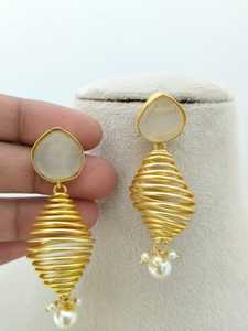 ชุดต่างหูทรงหยดน้ำสีส้มแบบเกลียวสีทองเหลืองพร้อมมุกเทียมสไตล์พังค์คุณภาพสูงออกแบบได้ตามต้องการ - Product Image 6