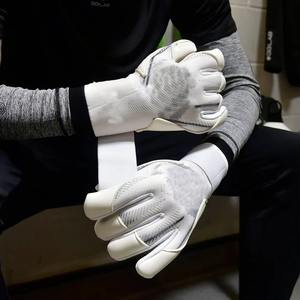 Vente en gros de gants de gardien de but de football américain professionnel pour enfants et jeunes avec logo personnalisé en latex pour l'extérieur - Product Image 5