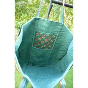 Bolso tote bohamin sostenible de algodón de fibra larga de primera calidad, color verde botella, con estampado floral hecho a mano, tamaño mediano, con asa superior, reciclable. - Product Image 3