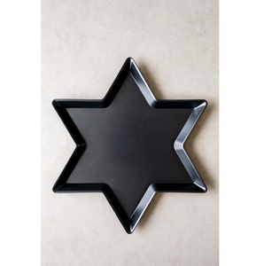 Bandeja Decorativa de Metal Color Negro, Diseñada para Servir con Estilo, Estilo Contemporáneo y Elegante, Artesanía de Metal para Bodas, Ecológica - Product Image 1