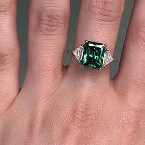 Anillo de moissanita de tres piedras Anillo de compromiso de moissanita verde 3,76 CTW Diamante de corte radiante Anillo de brida de boda de oro amarillo VVS2 - Product Image 6