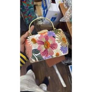 Pochette brodée florale perlée faite à la main avec anse en anneau doré, capacité jusqu'à 1L, fermeture à rabat pour soirée - Product Image 1