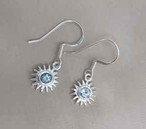 ต่างหูบลูโทแพซทรงซันเบิร์สต์ เงินแท้ชุบทอง งานแฮนด์เมด ของขวัญสุดหรูสำหรับผู้หญิง สำหรับงานฉลองครบรอบ - Product Image 3