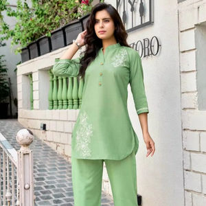 Hermoso Conjunto de Trabajo de bordado de algodón para ropa de fiesta de verano Ropa india y pakistaní Catálogo completo disponible-Venta al por mayor - Product Image 1