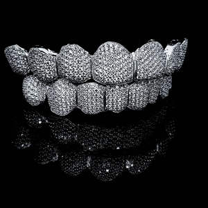 Grillz Hip Hop Personnalisé pour Homme en Argent Sterling 925 Plaqué Rhodium, Bijou Dentaire avec Moissanite Émeraude Taille Princesse Effet Glace, Bijoux Fins - Product Image 4