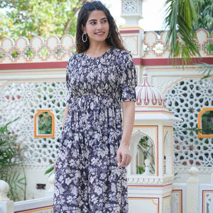 Robe smoking plissée à imprimé floral noir pour femmes en polyester doux avec manches bouffantes et col rond, conçue pour un usage quotidien - Product Image 1