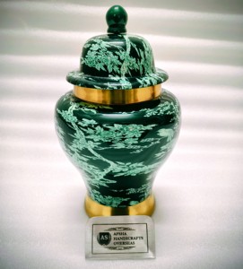 Urne funéraire en laiton/aluminium de couleur blanc cassé avec dentelle et émail pour cendres humaines d'adultes - Product Image 2