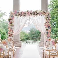 Pipe et drapé et arc de fleurs pour mariage
