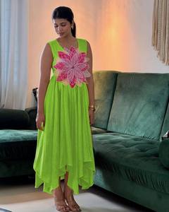 Vestido Anarkali de diseño único con Pent y Dupatta a juego para mujer con aspecto elegante disponible a un precio asequible desde la India - Product Image 1