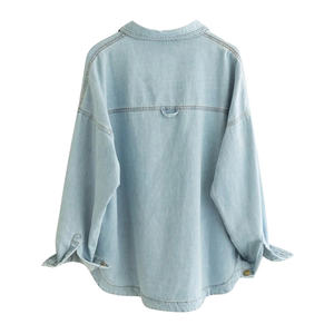 Camisa vaquera de algodón lavado para mujer que ofrece un ajuste relajado y elegante comodidad diaria - Product Image 2