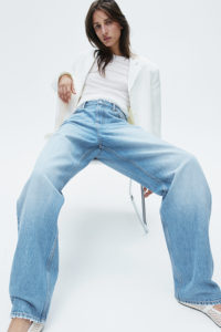 Baggy droit personnalisé pour femmes avec broderie de logo bleu clair Pantalon baggy en denim à la mode et à la mode à 5 poches pour femmes - Product Image 3