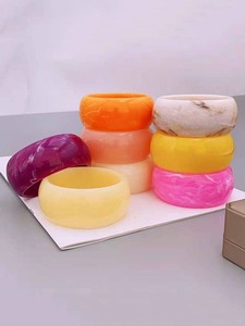 Brazalete de Acrílico Ecológico Hecho a Mano en Tonos de Amarillo, Joyería de Boda Personalizada Única para Mujer, Estilo Moderno y Regalos - Product Image 5