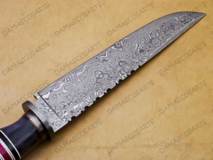 Couteau utilitaire d'extérieur OEM fait main en acier Damas avec manche en corne naturelle, intercalaires en résine noire et rouge, et garde en Damas - Product Image 5