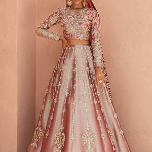 DISEÑADOR BORDADO TRABAJO EN BLUSA ROSA, LEHENGA CON VESTIDO DUPATTA Adornado CON CUENTAS DE CRISTAL, PIEDRA, DABKA work @ 2023 - Product Image 1