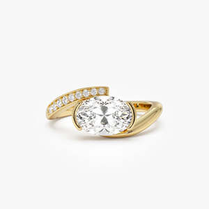 Splendide bague de fiançailles ovale pavée de diamants de laboratoire, faite à la main, incurvée, 1,60 ct E-F VS, or 14 carats, pour cadeau de mariage ou d'anniversaire - Product Image 2