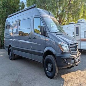 Conversión de furgoneta exterior Benz Sprinter 2500 4x4 de 2017, Turbodiésel V6, 4WD - Product Image 3