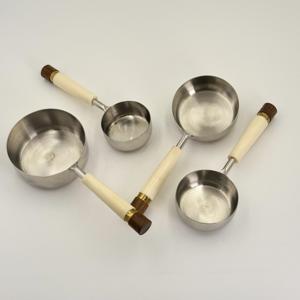 Tazas Medidoras de Acero Inoxidable con Mango de Resina Blanca para Medir Granos de Café, Polvo y Líquidos para el Hogar - Product Image 2