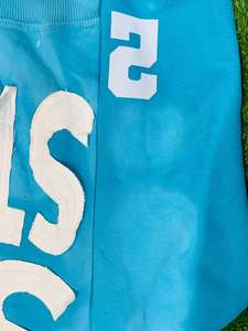 เสื้อฮู้ดซิปผู้ชายแบบเรียบง่าย ปักลาย ขาดๆ ผ้าฝ้ายฟลีซ 100% ลายเรียบ สีซีดแบบโดนแดด เสื้อฮู้ดซิปผู้ชายพิมพ์ลายสกรีน - Product Image 4