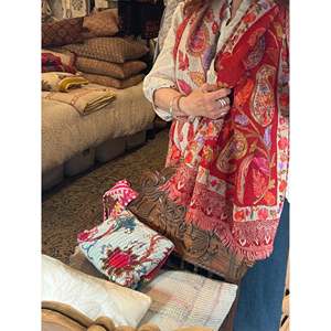 Estilo Largo de Lana Bordada con Paisley Oriental - Product Image 1