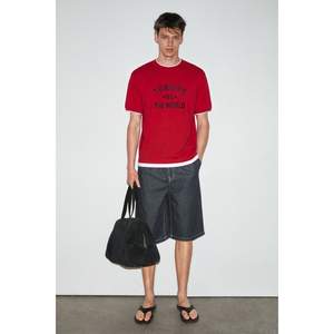 Camiseta Roja SALUR para Hombre, 100% Algodón Orgánico, Corte Cuadrado, Talla 3XL, con Estampado de la Copa Mundial y Ribete en Contraste - Product Image 1