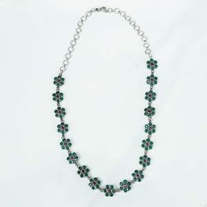 Collar Ayushi de Plata 925 con Delicada Flor de Margarita con Rubí y Esmeralda para Fiestas - Product Image 1