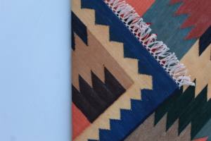 Alfombra Dhurrie de algodón tejida a mano multicolor 4x6 pies patrón geométrico Zig Zag, alfombra de tejido plano lavable, hecho artesano indio - Product Image 2