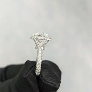 Bague de fiançailles halo en diamant de laboratoire certifié IGI 5,60 carats, taille coussin carrée, couleur D-E-F, clarté VVS - Product Image 4