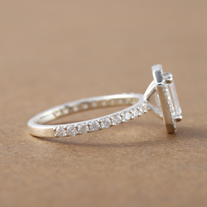 Emerald Cut Lab Grown Diamond Halo & Pave Setting Anillo de compromiso Lujoso anillo de compromiso de oro sólido de 10K Anillo de regalo para mujer - Product Image 3