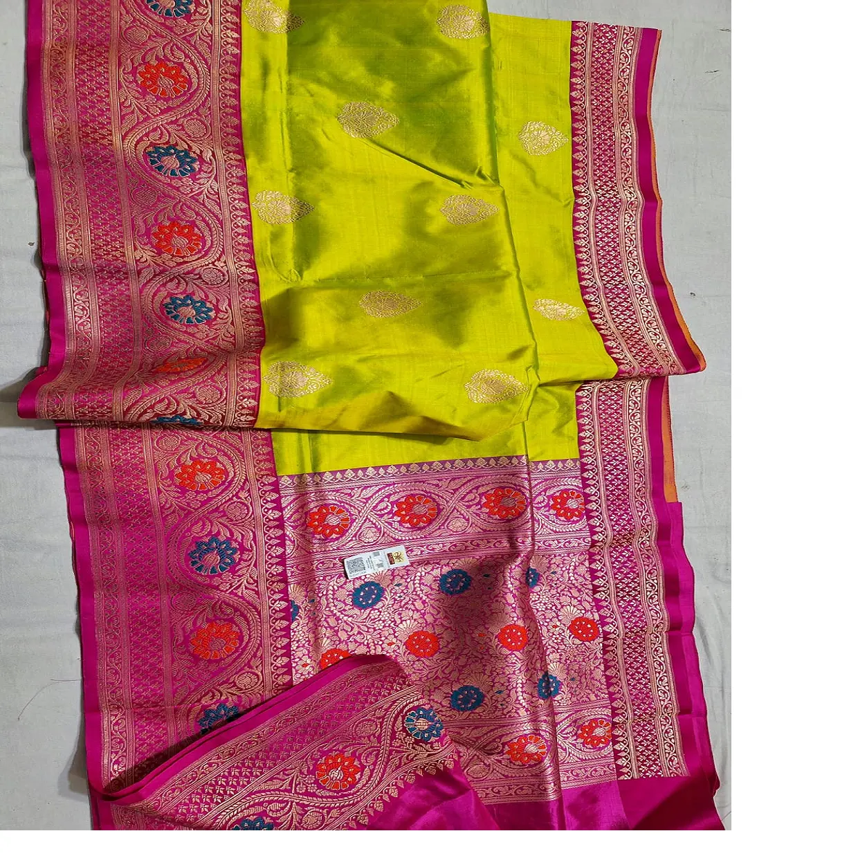 Sari in broccato di seta su misura con grandi bordi multicolori disponibili in vivaci colori vivaci ideali per la rivendita