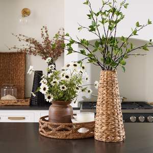 Grand vase à fleurs décoratif en rotin avec structure mince, parfait pour exposer de longues tiges de fleurs et une verdure élégante dans les maisons - Product Image 1