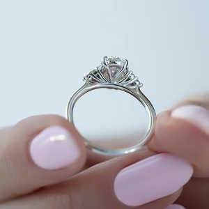 Bague d'anniversaire Moissanite en argent 925 coupe ovale Bague de pierres précieuses élégante et luxueuse pour des occasions spéciales - Product Image 1