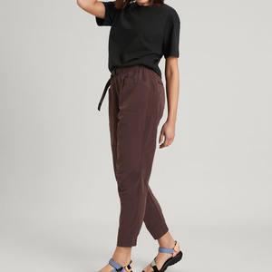 Pantalon pour femme au profil lisse, conçu pour la mobilité quotidienne, avec un design raffiné et une présence moderne et légère. - Product Image 3