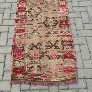 Alfombra vintage de 2.6x11.8 pies, alfombra turca, alfombra de lana con motivos de plantas y árboles rojos - Product Image 3
