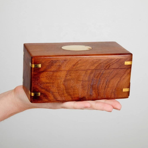 Boîte à bijoux en bois artisanale élégante Saniya avec un design gravé complexe, capacité personnalisée, décoration pour la maison et la cuisine - Product Image 1