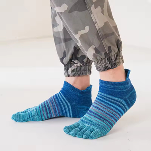 Chaussettes à cinq doigts unies tendance pour hommes, en coton, décontractées, respirantes, antibactériennes et écologiques - Product Image 1