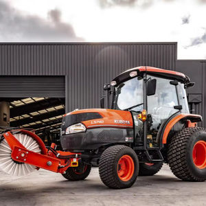 Tractor de Ruedas Neilo Equipment de 57 HP y 4 Ruedas Motrices para Contratistas con Funciones de Barredora de Carreteras, Bomba, Motor y Componentes Centrales de la Caja de Cambios - Product Image 1