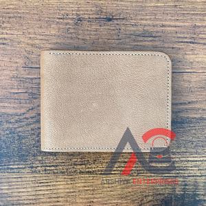 Fourniture d'usine Personnaliser la conception Portefeuille court à deux volets en cuir de vachette Portefeuille porte-cartes en cuir véritable avec fenêtre d'identification - Product Image 1